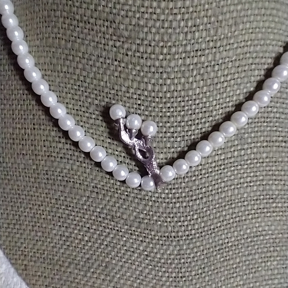 Silvertone faux pearl white beaded necklace - Picture 4 of 4